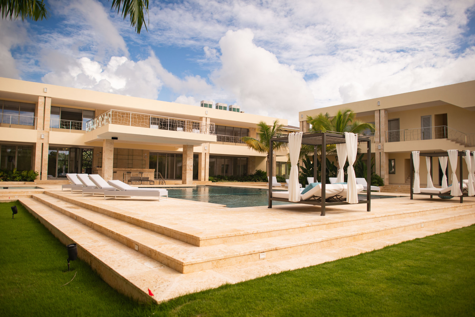 Piscina, camas balinesas y jardines de Villa Vicky en Casa de Campo